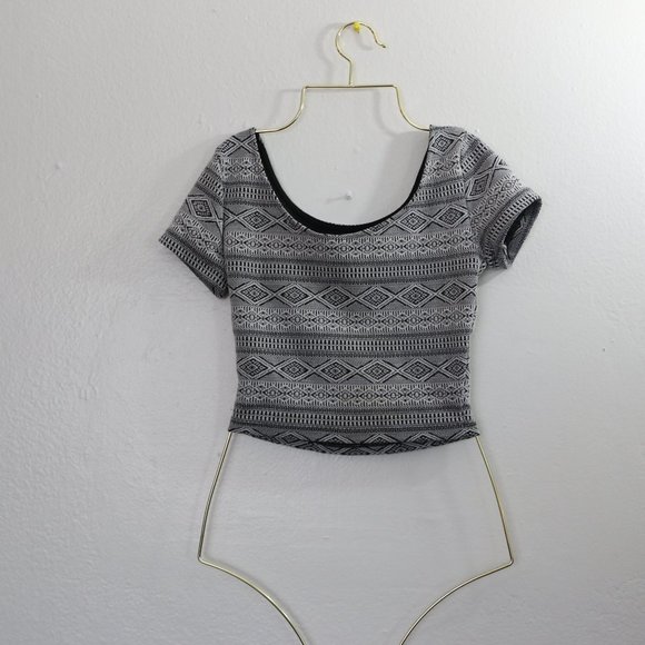 Divided Crop Top from H&M - White and Black Geometric Design, Size XS - Picture 4 of 8